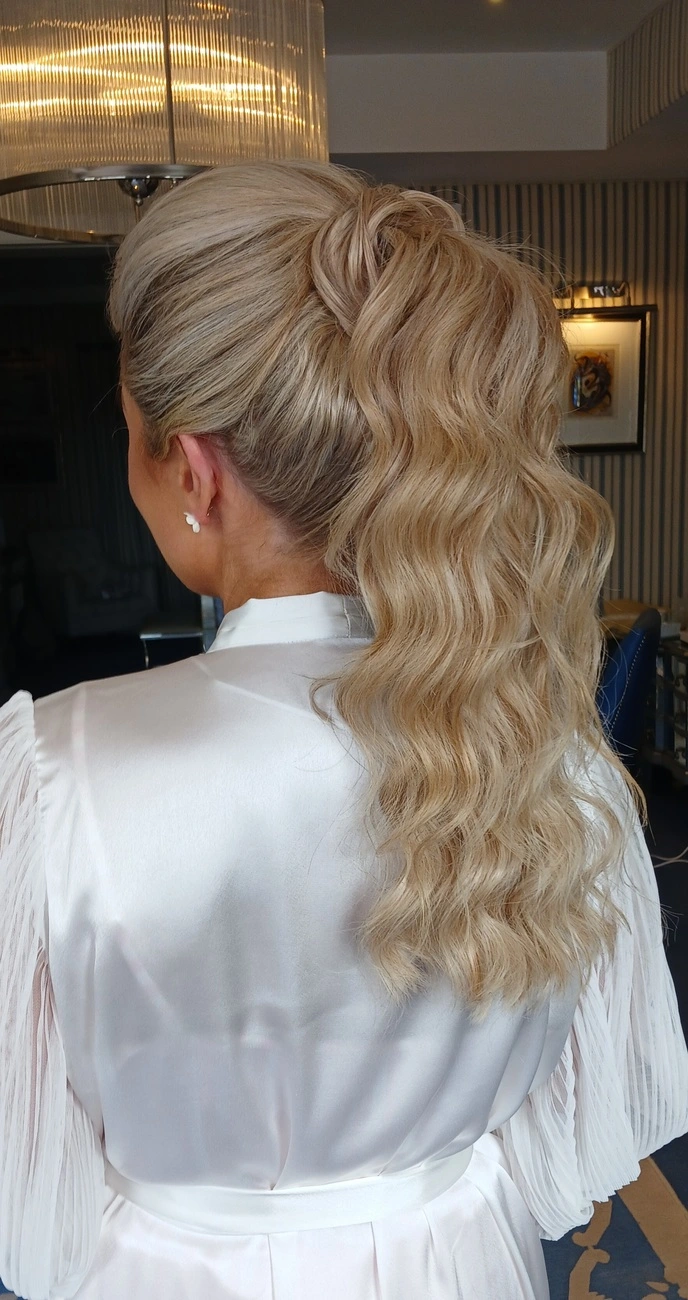 High ponytail for wavy hair
