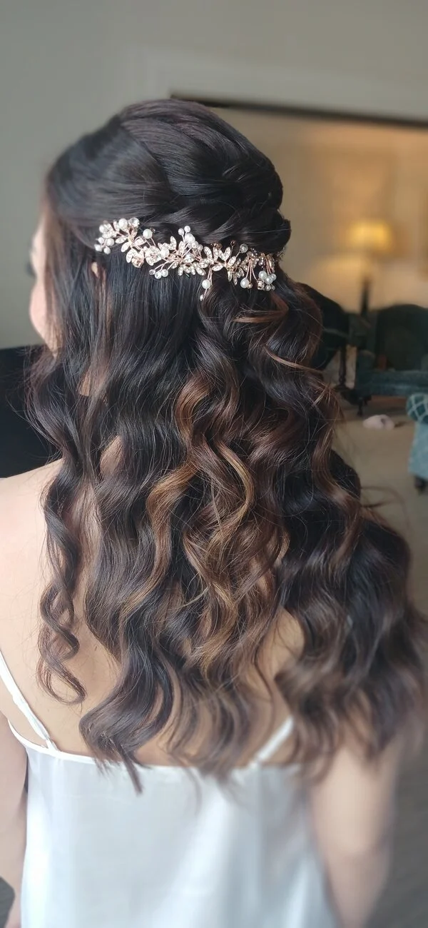 Wavy hairstyle for bridesmaids with clips